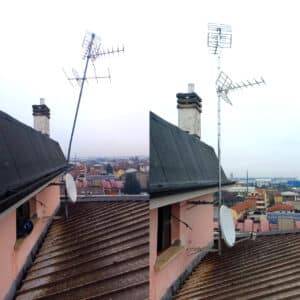 Riparazione di un'antenna TV danneggiata dal maltempo.