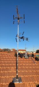 Installazione di un'antenna per migliorare la ricezione del segnale TV.